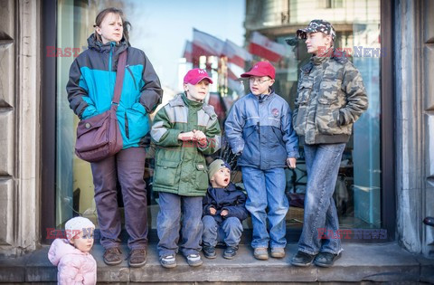 Rocznica Smoleńska - zapalenie zniczy i złożenie tulipanów pod Pałacem Prezydenckim