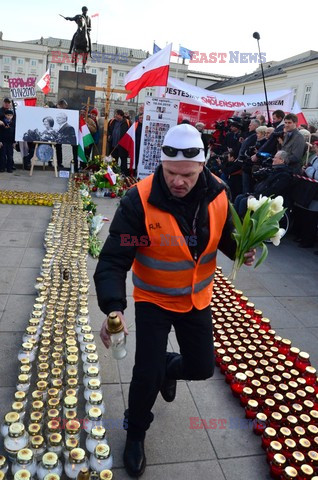 Rocznica Smoleńska - zapalenie zniczy i złożenie tulipanów pod Pałacem Prezydenckim