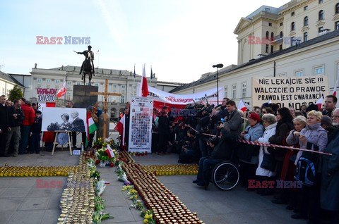 Rocznica Smoleńska - zapalenie zniczy i złożenie tulipanów pod Pałacem Prezydenckim