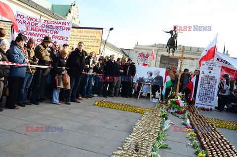 Rocznica Smoleńska - zapalenie zniczy i złożenie tulipanów pod Pałacem Prezydenckim