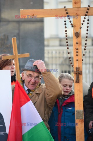 Rocznica Smoleńska - zapalenie zniczy i złożenie tulipanów pod Pałacem Prezydenckim