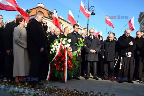 Rocznica Smoleńska - zapalenie zniczy i złożenie tulipanów pod Pałacem Prezydenckim