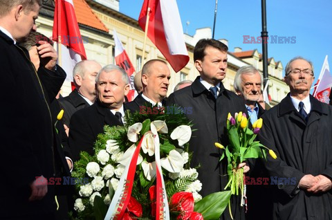 Rocznica Smoleńska - zapalenie zniczy i złożenie tulipanów pod Pałacem Prezydenckim