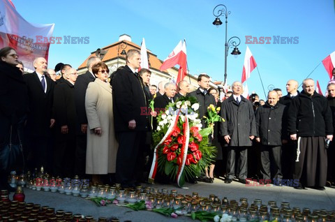 Rocznica Smoleńska - zapalenie zniczy i złożenie tulipanów pod Pałacem Prezydenckim