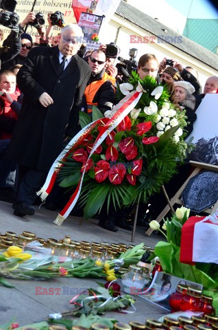 Rocznica Smoleńska - zapalenie zniczy i złożenie tulipanów pod Pałacem Prezydenckim