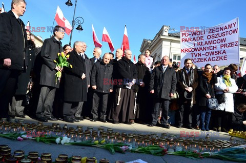 Rocznica Smoleńska - zapalenie zniczy i złożenie tulipanów pod Pałacem Prezydenckim