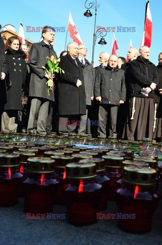 Rocznica Smoleńska - zapalenie zniczy i złożenie tulipanów pod Pałacem Prezydenckim