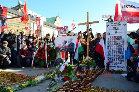 Rocznica Smoleńska - zapalenie zniczy i złożenie tulipanów pod Pałacem Prezydenckim