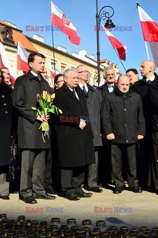 Rocznica Smoleńska - zapalenie zniczy i złożenie tulipanów pod Pałacem Prezydenckim