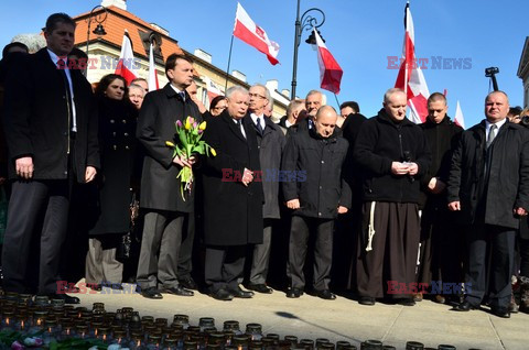 Rocznica Smoleńska - zapalenie zniczy i złożenie tulipanów pod Pałacem Prezydenckim