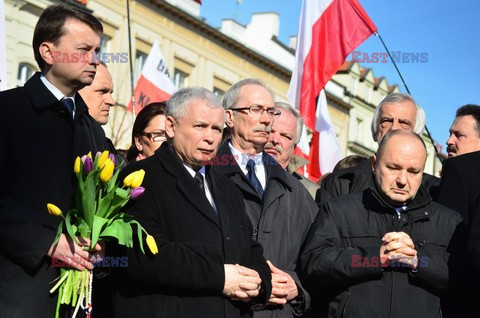 Rocznica Smoleńska - zapalenie zniczy i złożenie tulipanów pod Pałacem Prezydenckim