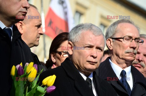 Rocznica Smoleńska - zapalenie zniczy i złożenie tulipanów pod Pałacem Prezydenckim