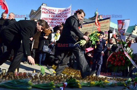 Rocznica Smoleńska - zapalenie zniczy i złożenie tulipanów pod Pałacem Prezydenckim