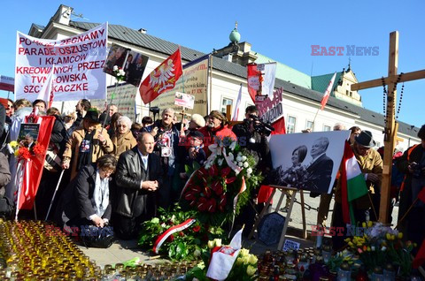 Rocznica Smoleńska - zapalenie zniczy i złożenie tulipanów pod Pałacem Prezydenckim