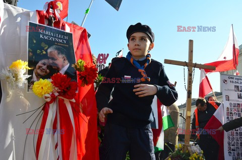 Rocznica Smoleńska - zapalenie zniczy i złożenie tulipanów pod Pałacem Prezydenckim