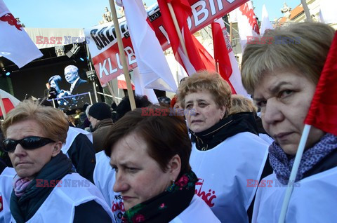 Rocznica Smoleńska - zapalenie zniczy i złożenie tulipanów pod Pałacem Prezydenckim