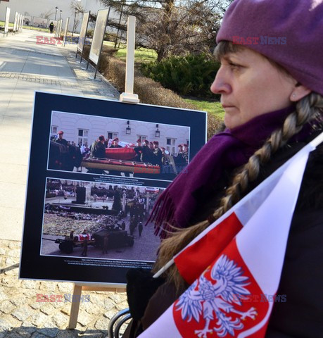 Rocznica Smoleńska - zapalenie zniczy i złożenie tulipanów pod Pałacem Prezydenckim