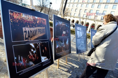 Rocznica Smoleńska - zapalenie zniczy i złożenie tulipanów pod Pałacem Prezydenckim