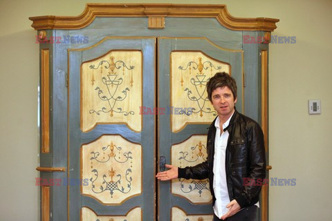 Noel Gallagher pozuje w hotelu w Meksyku