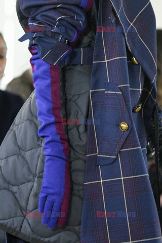 Sacai details