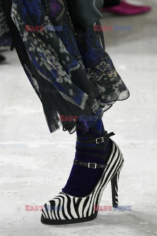 Sacai details