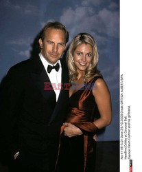 KEVIN COSTNER Z RODZINA NA PREMIERZE FILMU "MESSAGE IN A BOTTLE"