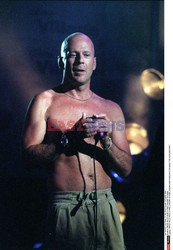 BRUCE WILLIS Z CHLOPCEM NA PLANIE FILMOWYM "THE KIDIN LOS ANGELES"