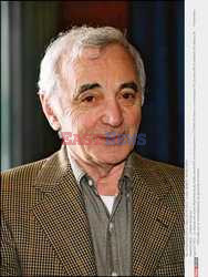 CHARLES AZNAVOUR SPIEWA NA POKLADZIE STATKU 'FRANCE'