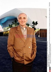 CHARLES AZNAVOUR SPIEWA NA POKLADZIE STATKU 'FRANCE'