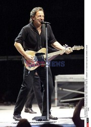 BRUCE SPRINGSTEEN GRA NA GITARZE PODCZAS WYSTEPU Z E STREET BAND W ARROWHEAD POND