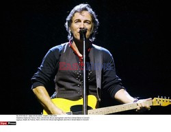 BRUCE SPRINGSTEEN GRA NA GITARZE PODCZAS WYSTEPU Z E STREET BAND W ARROWHEAD POND