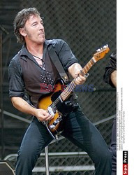 BRUCE SPRINGSTEEN GRA NA GITARZE PODCZAS WYSTEPU Z E STREET BAND W ARROWHEAD POND