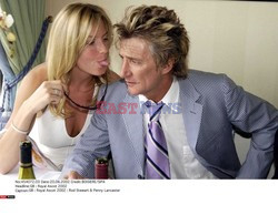 ROD STEWART I RACHEL HUNTER ODBIERAJA DZIECI ZE SZKOLY