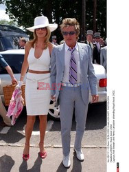 ROD STEWART I RACHEL HUNTER ODBIERAJA DZIECI ZE SZKOLY