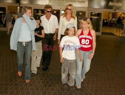 ROD STEWART I RACHEL HUNTER ODBIERAJA DZIECI ZE SZKOLY