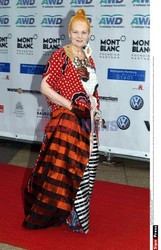 PROJEKTANTKA MODY VIVIENNE WESTWOOD Z MEZEM ANDREASEM KRONTHALEREM NA ROZDANIU NAGROD PARIS FASHION VENUS AWARDS