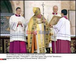 VATICAN : **EXCLUSIF** : John-Paul II gives "Urbu & Orbi" Benediction :