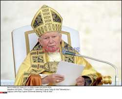 VATICAN : **EXCLUSIF** : John-Paul II gives "Urbu & Orbi" Benediction :