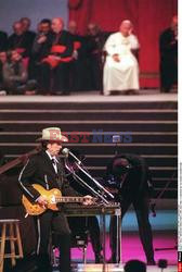 ITALIE/ BOB DYLAN CHANTE POUR LE PAPE     JEAN-PAUL II A BOLOGNE AU 23e CONGRES