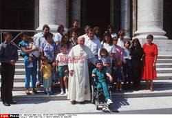 ROME:JEAN-PAUL II RECOIT ENFANTS DE       SARAJEVO