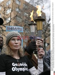 Mia Farrow protestuje pod chińską ambasadą