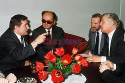 PRZYWODCA SOLIDARNOSCI LECH WALESA (L), PREZYDENT POLSKI WOJCIECH JARUZELSKI (2L), BRONISLAW GEREMEK (2P) I PREMIER MIECZYSLAW R