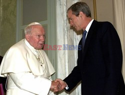 G. W. BUSH W LETNIEJ REZYDENCJI PAPIEZA