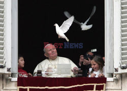 VATICAN-POPE-DOVES