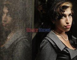 Amy Winehouse wychodzi z budynku sądu