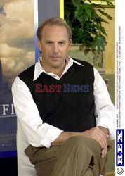 KEVIN COSTNER Z RODZINA NA PREMIERZE FILMU "MESSAGE IN A BOTTLE"