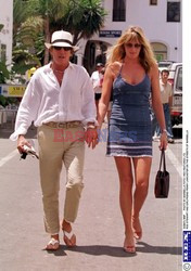 ROD STEWART I RACHEL HUNTER ODBIERAJA DZIECI ZE SZKOLY