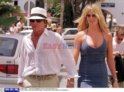 ROD STEWART I RACHEL HUNTER ODBIERAJA DZIECI ZE SZKOLY