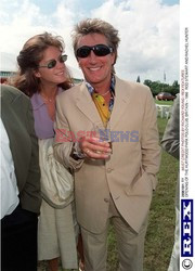 ROD STEWART I RACHEL HUNTER ODBIERAJA DZIECI ZE SZKOLY