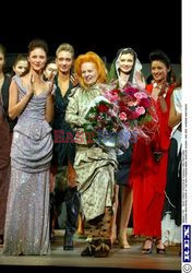 PROJEKTANTKA MODY VIVIENNE WESTWOOD Z MEZEM ANDREASEM KRONTHALEREM NA ROZDANIU NAGROD PARIS FASHION VENUS AWARDS